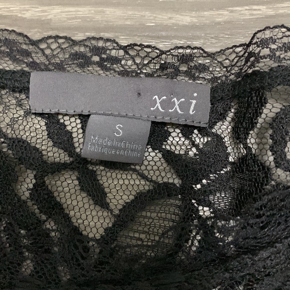 Lace dress holidays - Picture 3 of 5